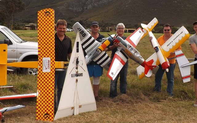 Hartlike dank aan Groeneweide vir 'n baie suksesvolle vliegdag Sondagoggend. Vlnr: Charles Stevens, Andre Barkhuizen, Johan Burmeister, Jan le Roux en Lean Barkhuizen het vlerkies gesprei. Die vliegveld by Groeneweide Kwekery sal binnekort SAMAA geregistreer wees. Nuwe lede is baie welkom. Andre kan by 081 580 5371 (epos: andreeoxwc@gmail.com) en Johan by 082 895 7647 (ajburmeister@telkomsa.net) gekontak word.